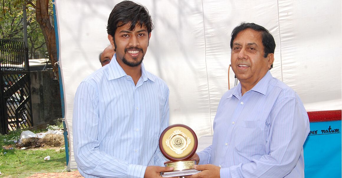 uday sonthalia, personality receiving awards, white color image