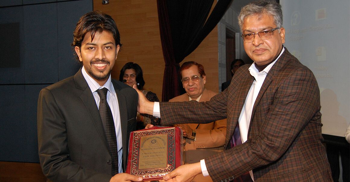 uday sonthalia, Top awarded people in delhi, giving award to a person image